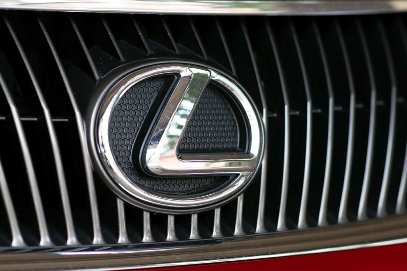Lexus IS 250 grill w/Minolta 85/1.4 G and LA-EA2